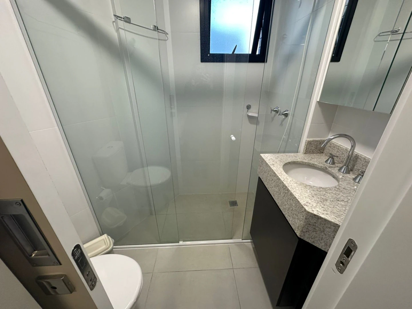Furnished studio with a glass shower and 1 bedroom — photo 5