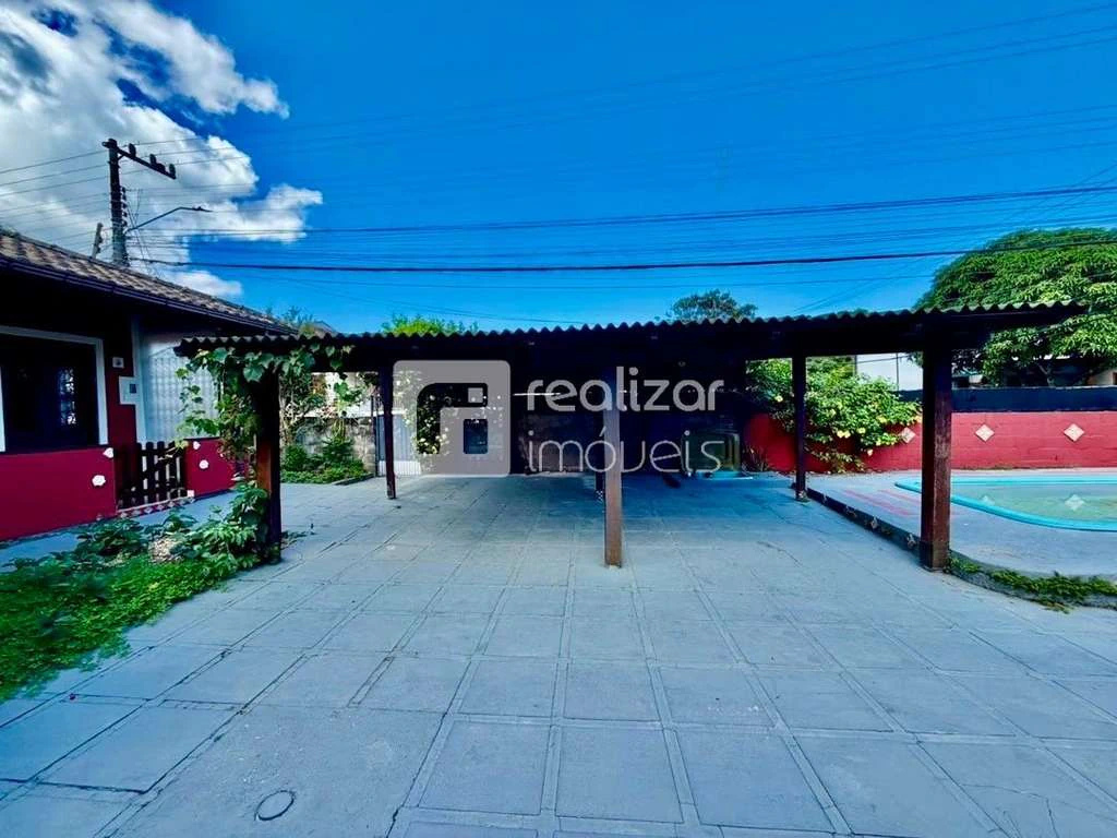House with 4 bedrooms and a private BBQ area — photo 4