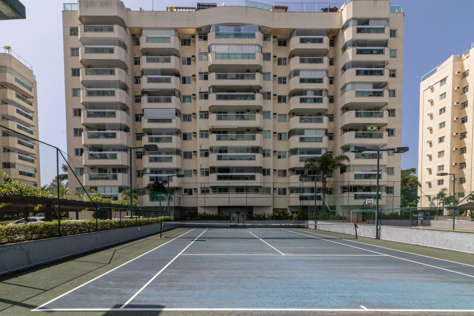 Furnished 2-bedroom apartment with private BBQ — photo 42