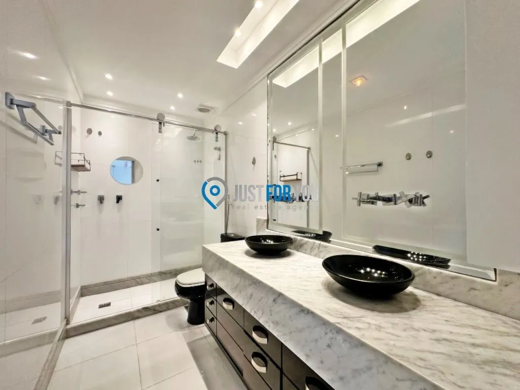 3-bedroom apartment with 5 bathrooms and 370 m² — photo 47