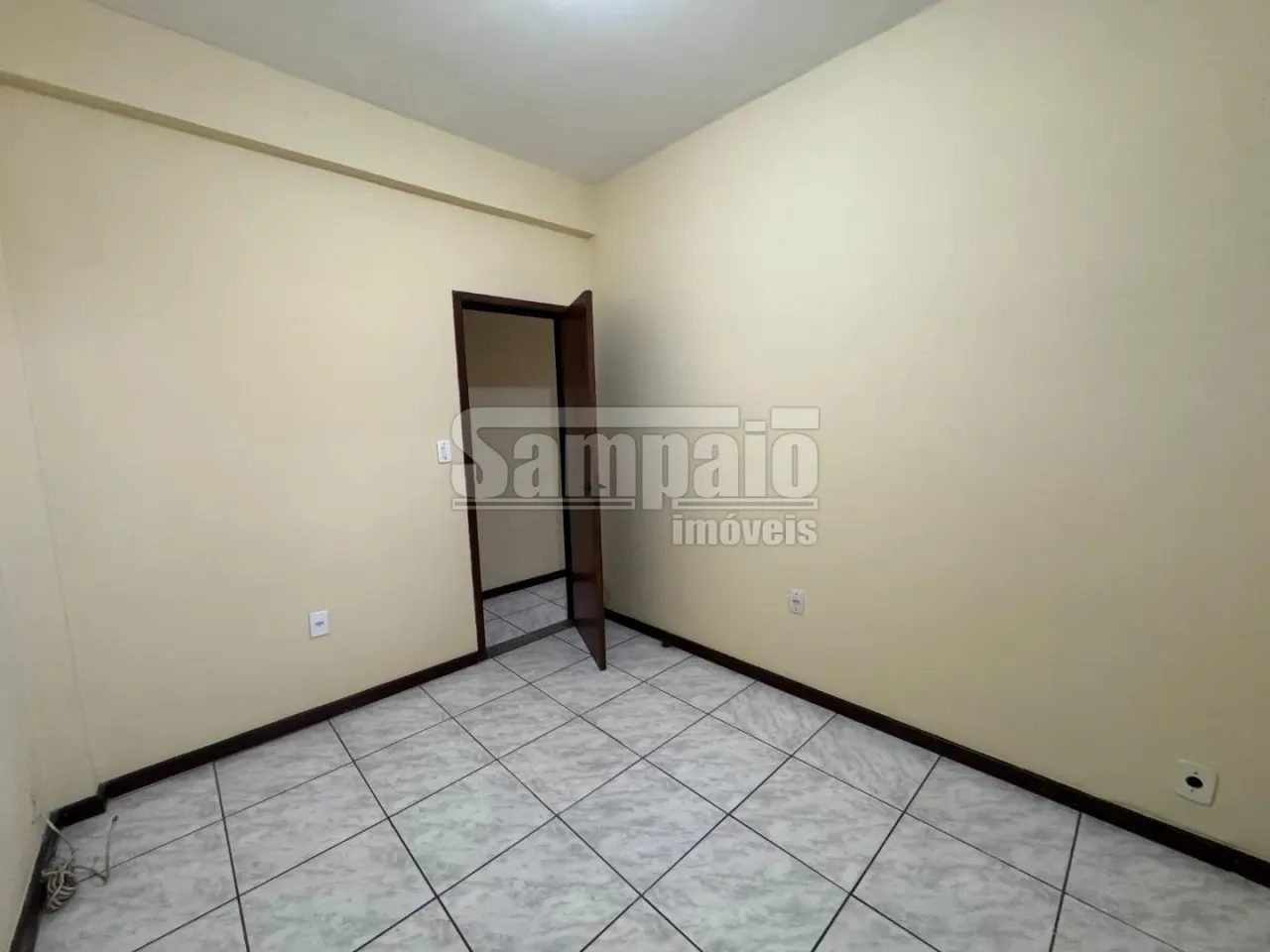 2-bedroom apartment with ceramic tile floors — photo 4