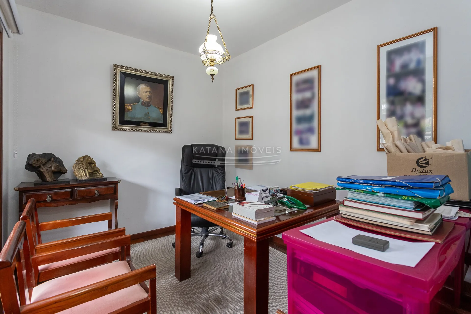 House with a closed kitchen and gas stove, 4 bedrooms — photo 12