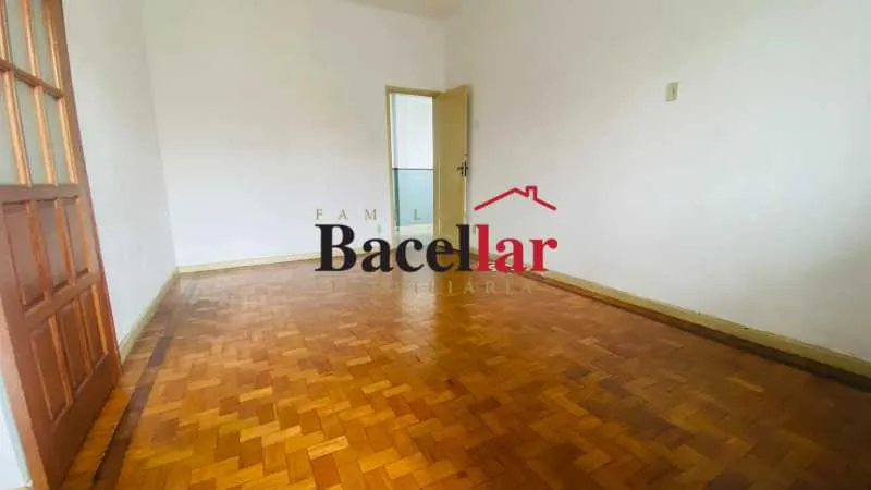 Wood or laminate floors in a 2-bedroom apartment, 83 m² — photo 10