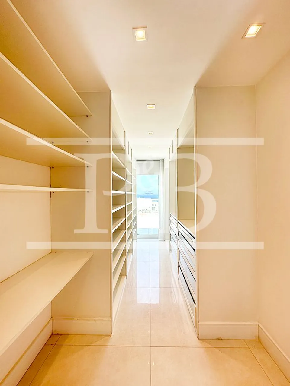 4-bedroom apartment with an enclosed glass balcony — photo 8