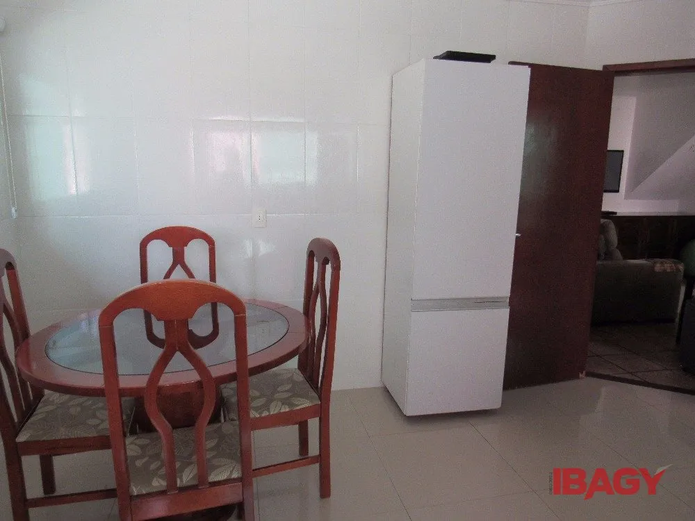 House with 4 bedrooms and 380 m², 2 parking spots — photo 30
