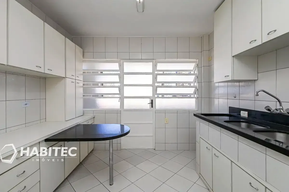 4-bedroom apartment with 2 bathrooms and a balcony — photo 13