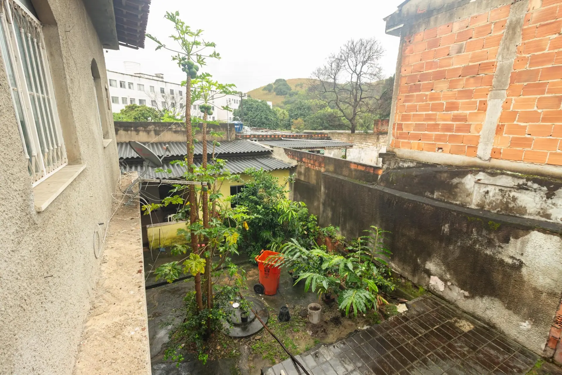360 m² house with a home office and a garden — photo 44