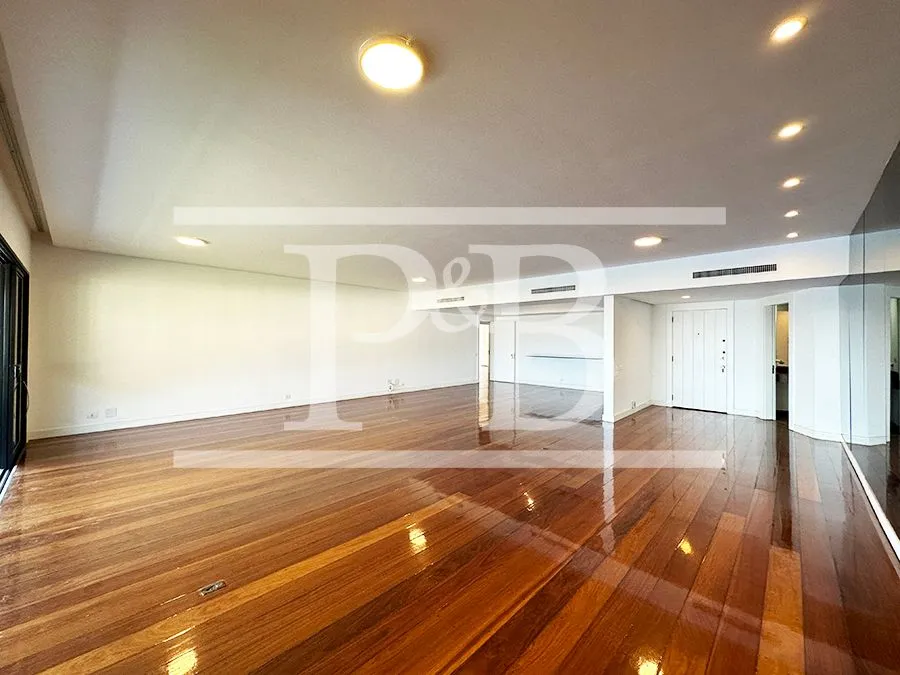 4-bedroom apartment with balcony and 319 m² — photo 8