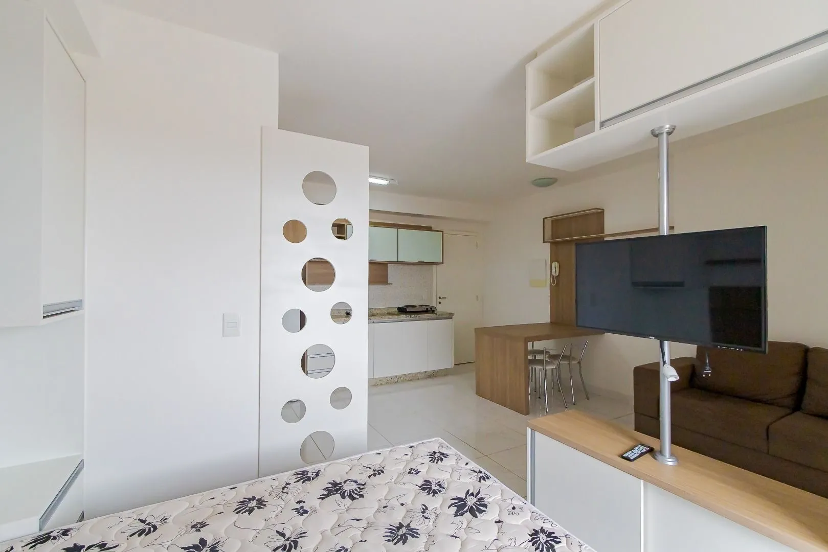 Furnished 1-bedroom apartment with balcony — photo 17