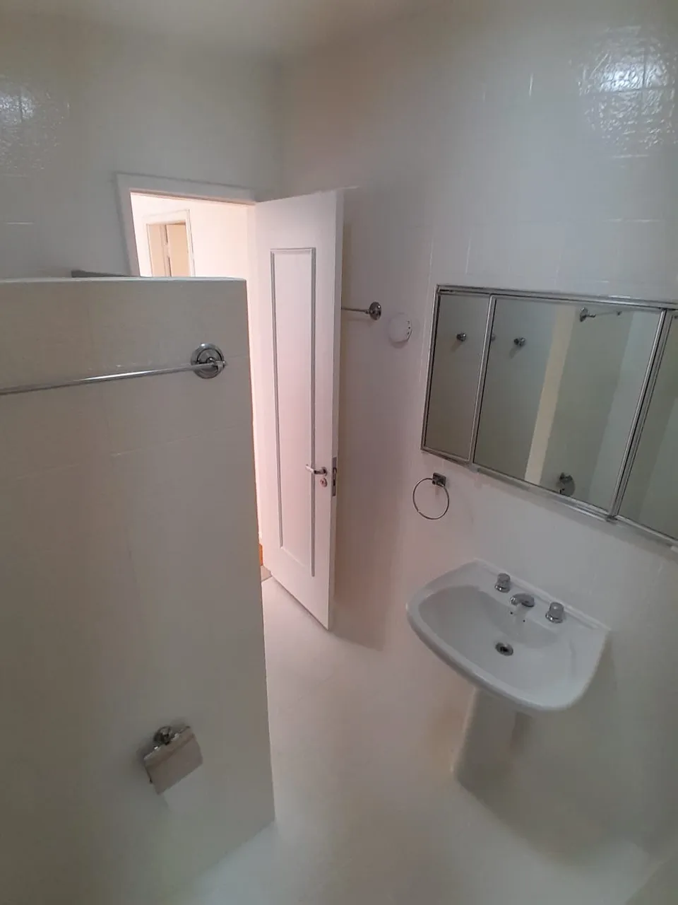 Unfurnished 2-bedroom apartment with a separate kitchen — photo 13