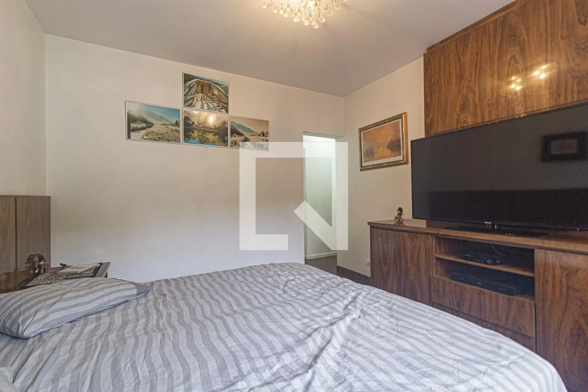 3-bedroom house with a walk-in closet in Curitiba — photo 15
