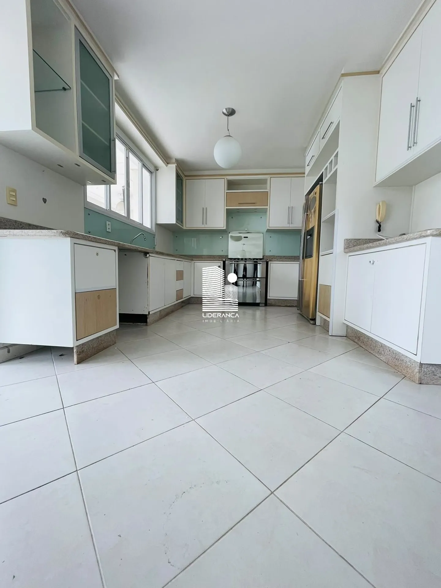 450 m² house with 4 bedrooms and a private garden — photo 2