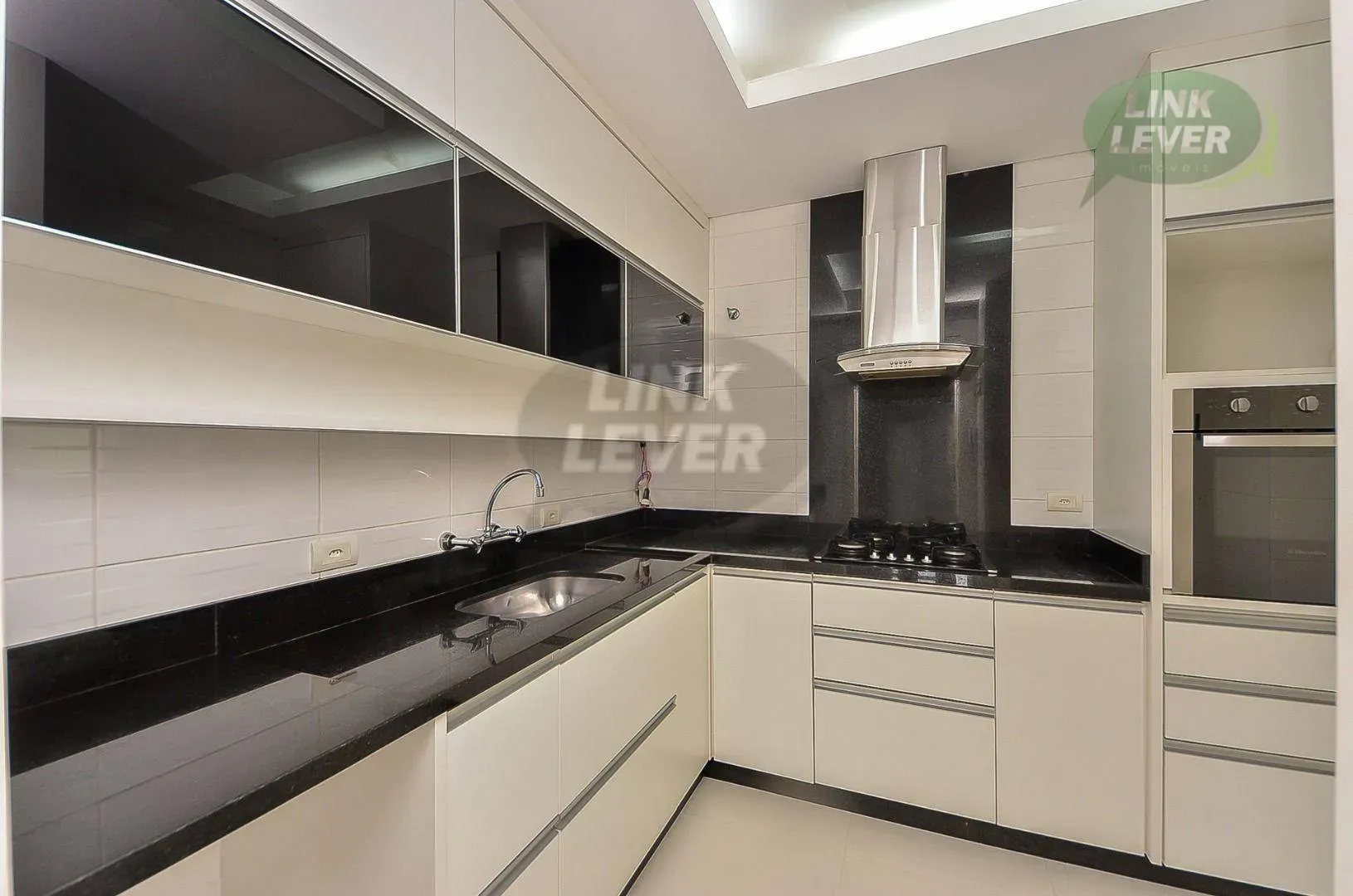 Balcony with a grill in a 3-bedroom apartment, 88 m² — photo 2