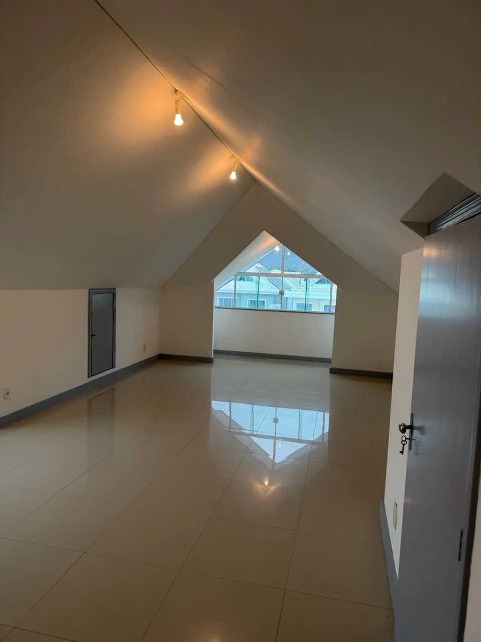 Casa, 320 m², com janelas do piso ao teto — photo 9