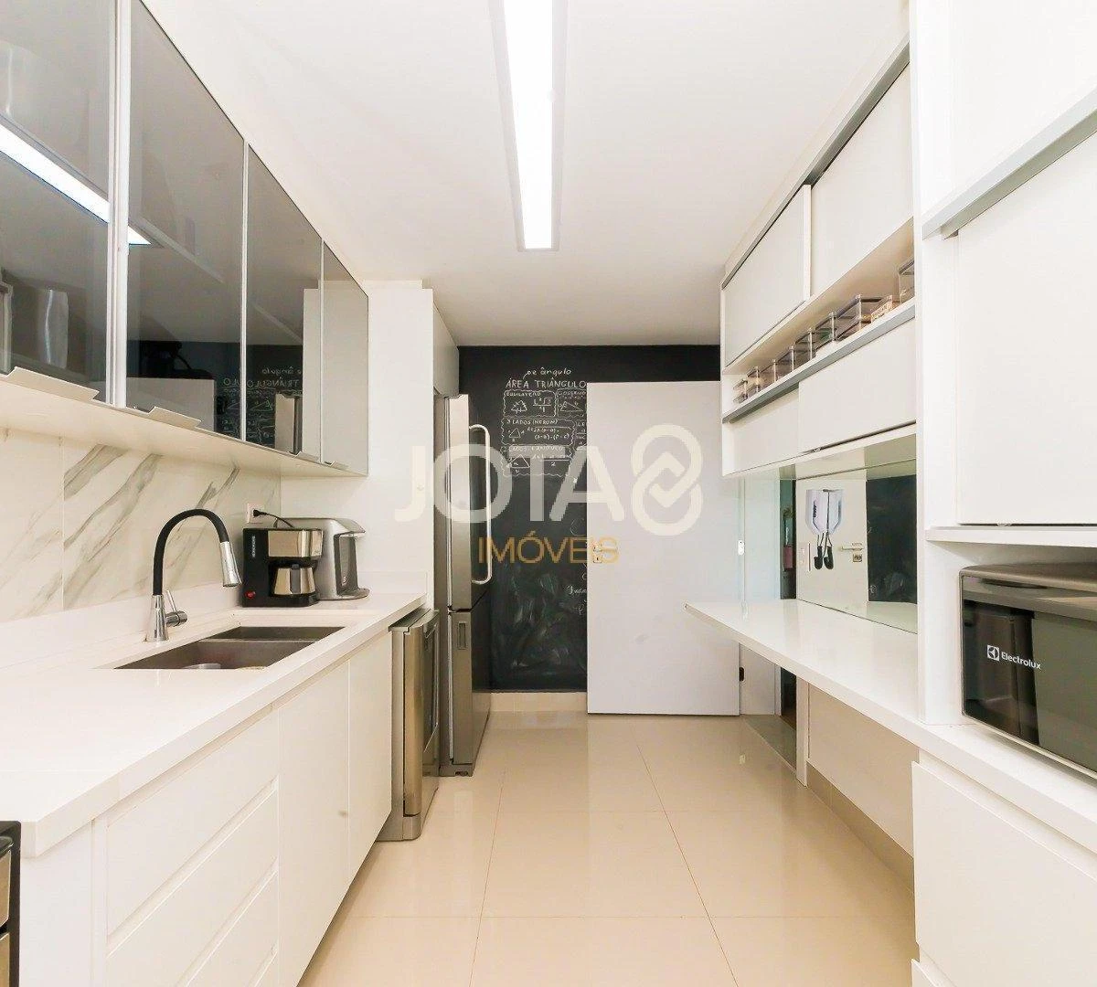 Furnished 155 m² apartment with 3 bedrooms and 1 en-suite — photo 7