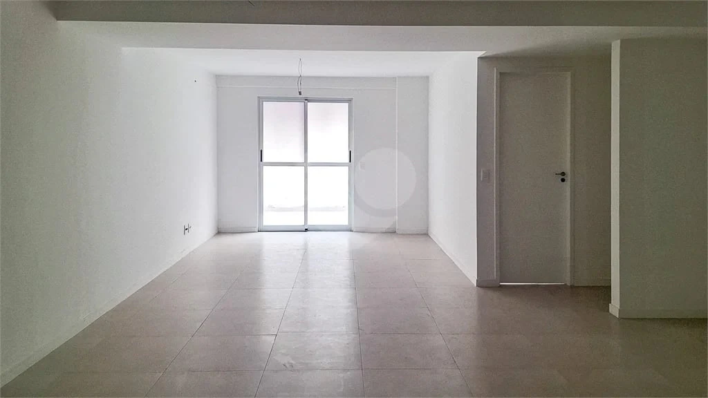 Glass-enclosed balcony in a one-bedroom apartment, 68 m² — photo 25