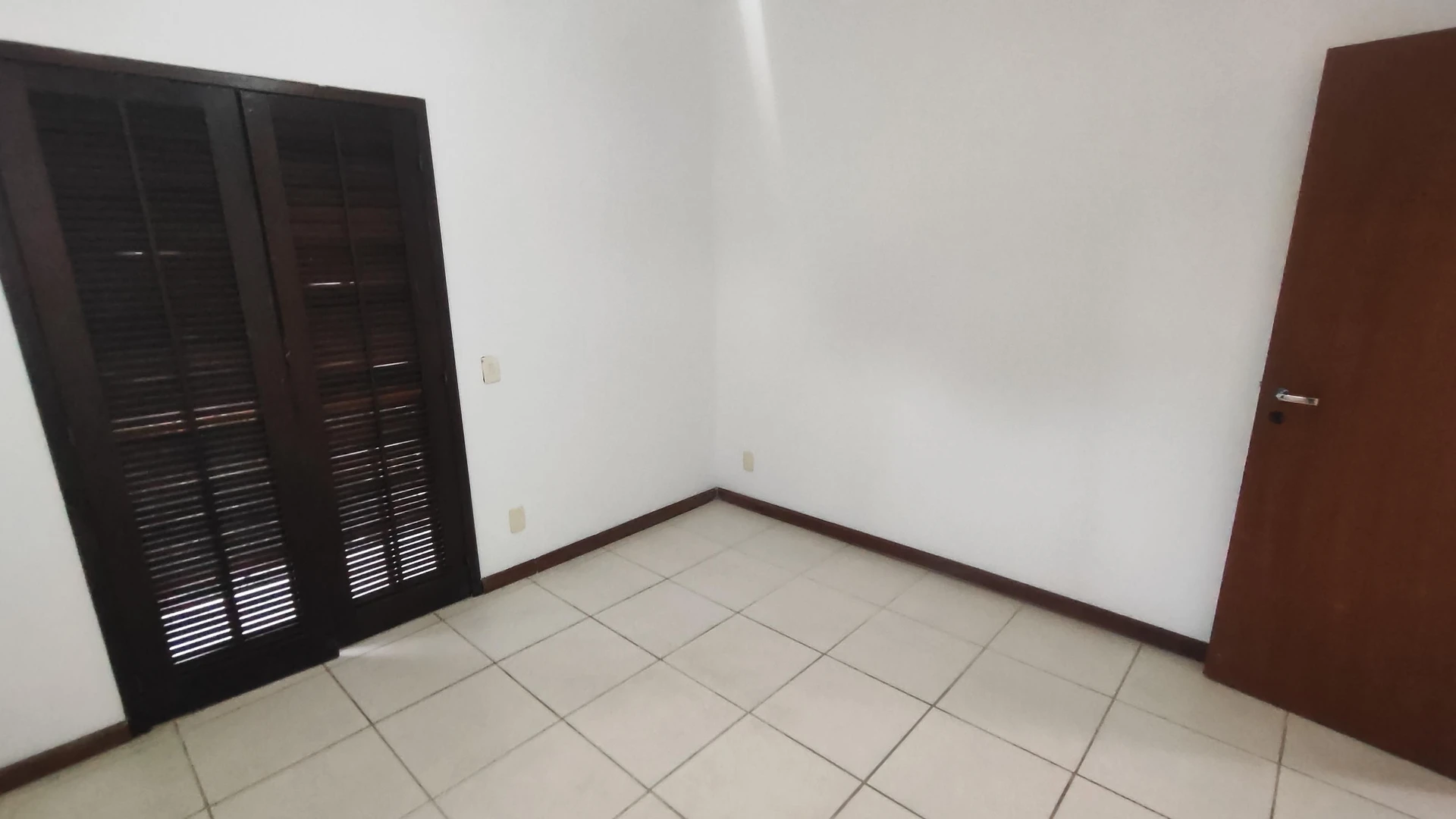 House with 3 bedrooms, 1 en-suite and 4 bathrooms — photo 36