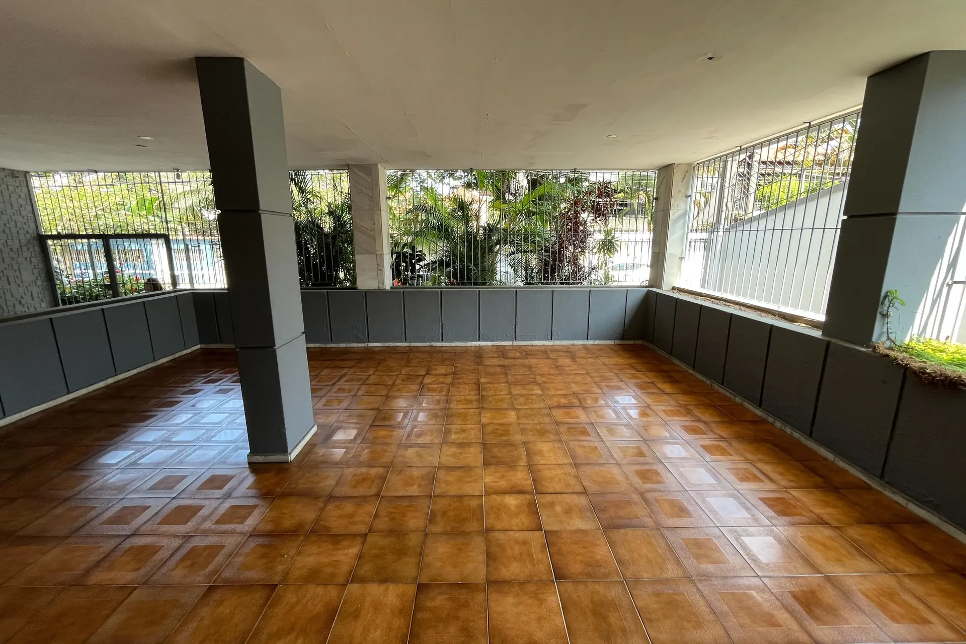 Glass-enclosed balcony in a 3-bedroom apartment, 131 m² — photo 50