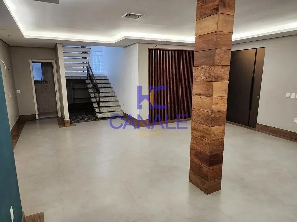 House with 5 bedrooms and mountain-view windows — photo 13