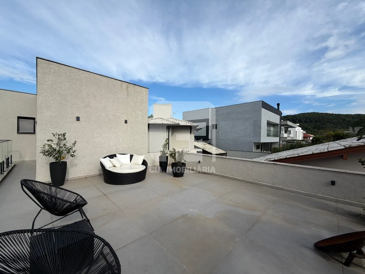 Casa mobiliada com 4 suítes e 4 vagas, 500 m²