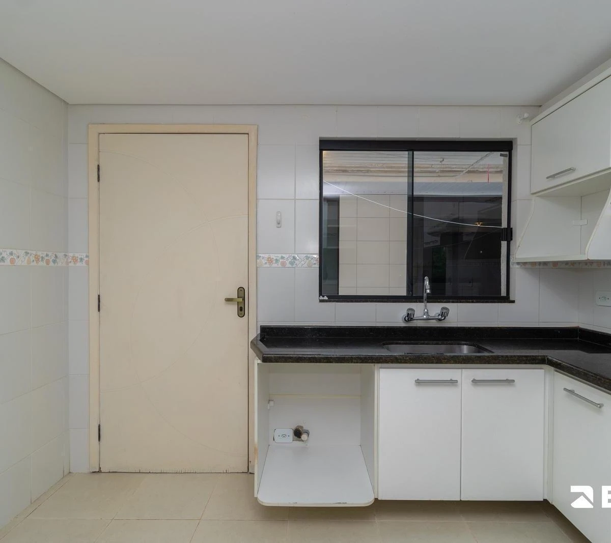 Balcony with a grill in a 3-bedroom house, 118 m² — photo 2