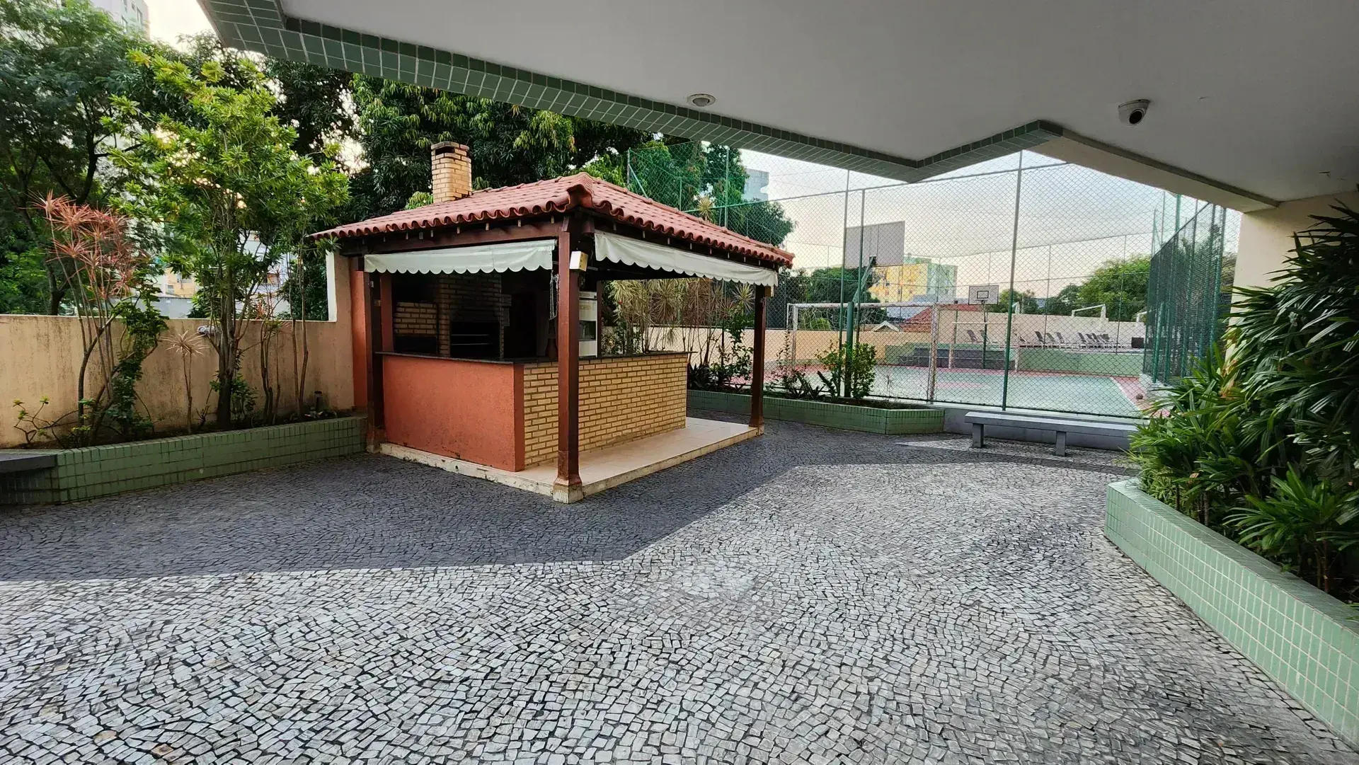 Apartamento de 2 quartos com cozinha fechada e jardim privativo — photo 14