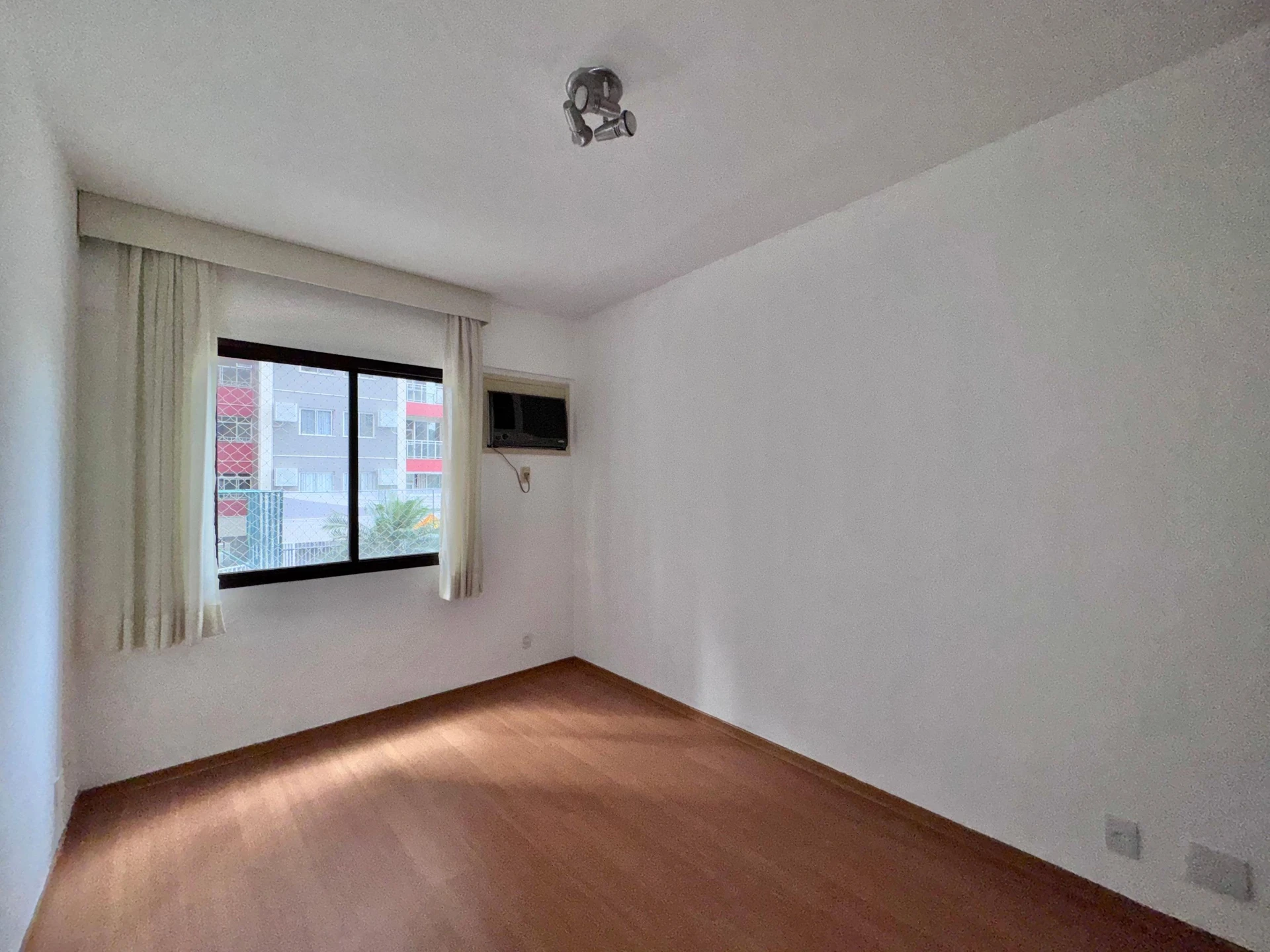 Apartamento de 3 quartos com varanda de vidro — photo 34