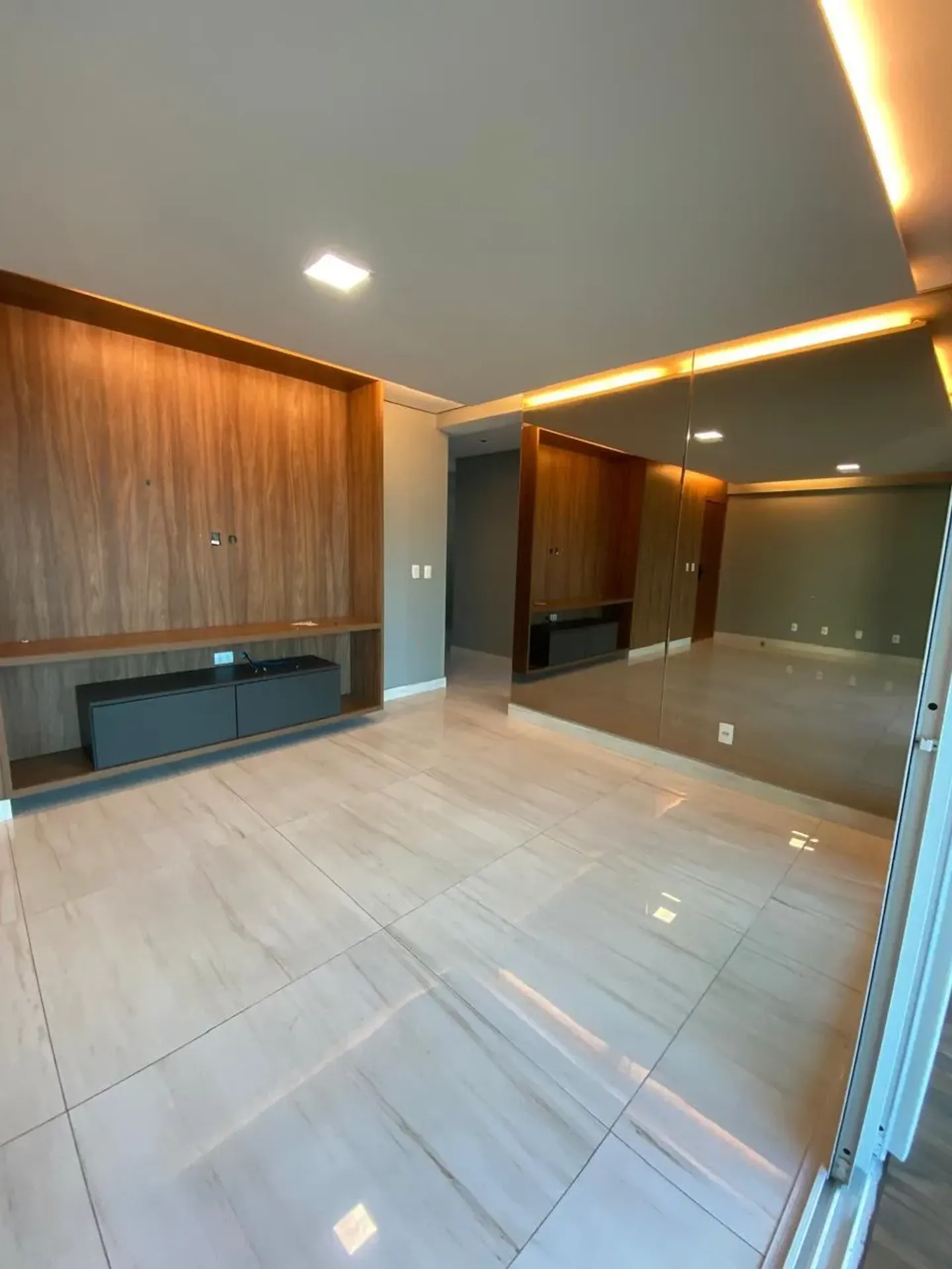 Glass-enclosed balcony in a 3-bedroom apartment, 125 m² — photo 9