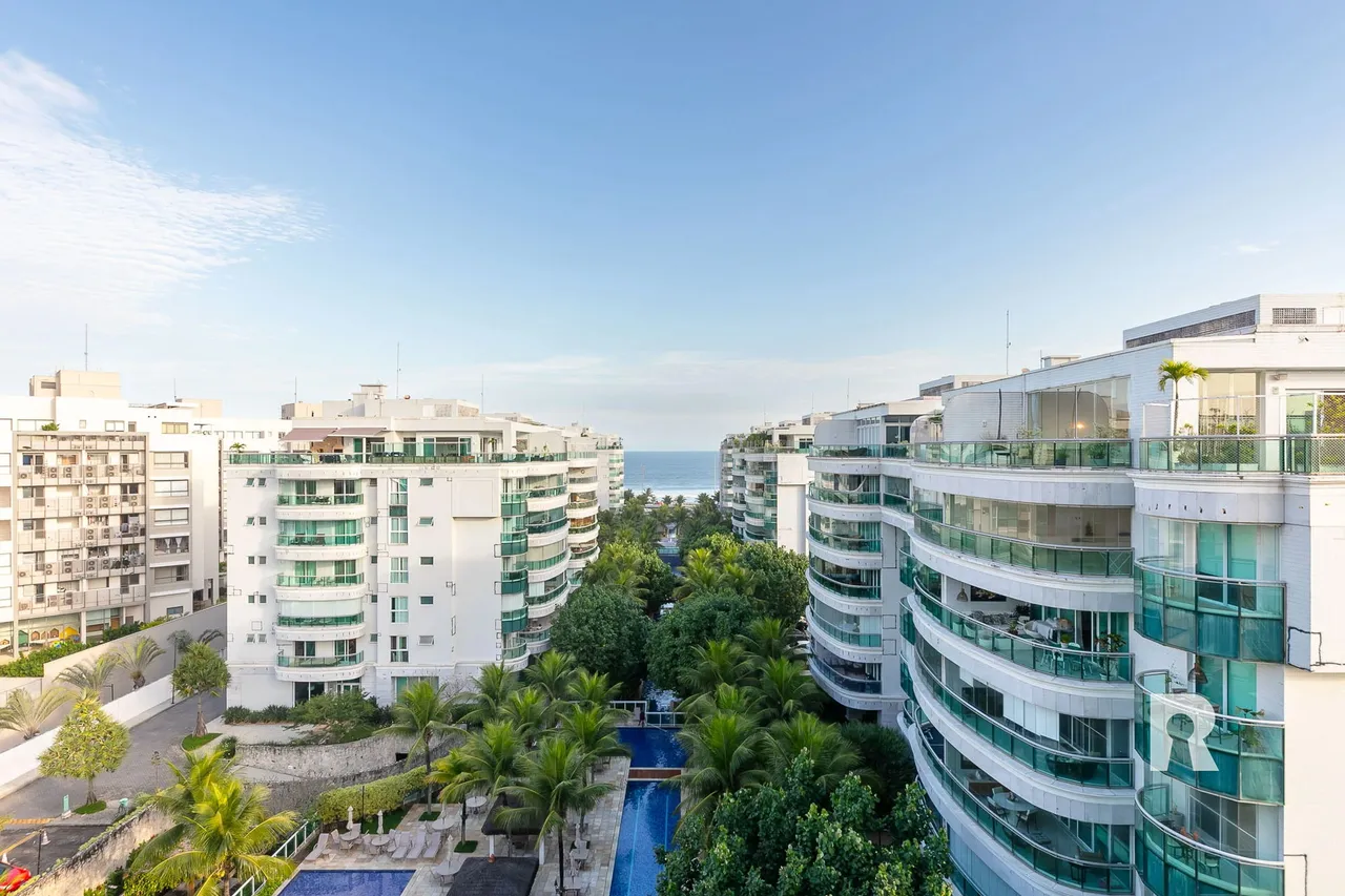 4-bedroom, 5-bath apartment with a balcony — photo 10