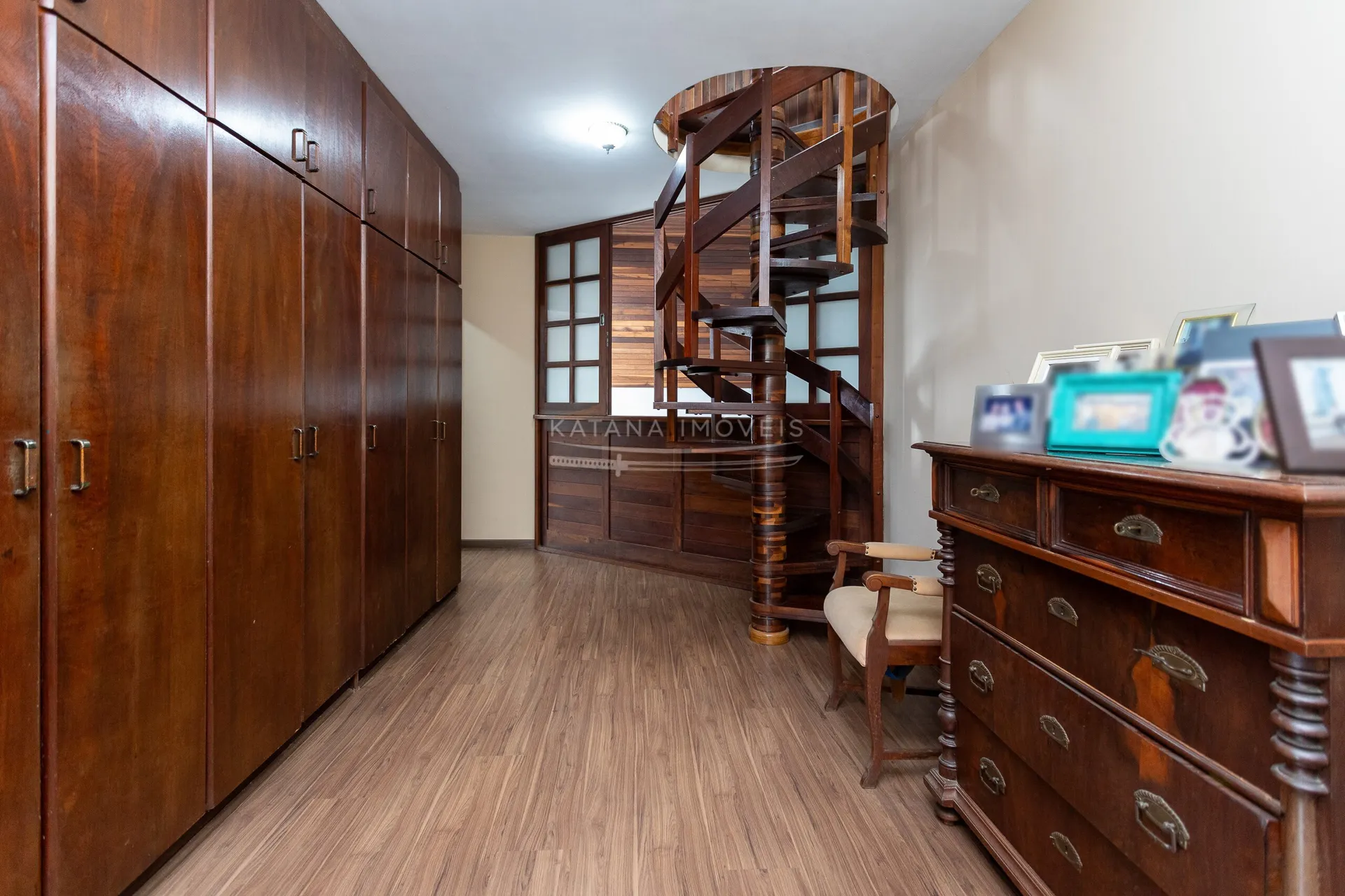 House with a closed kitchen and gas stove, 4 bedrooms — photo 27
