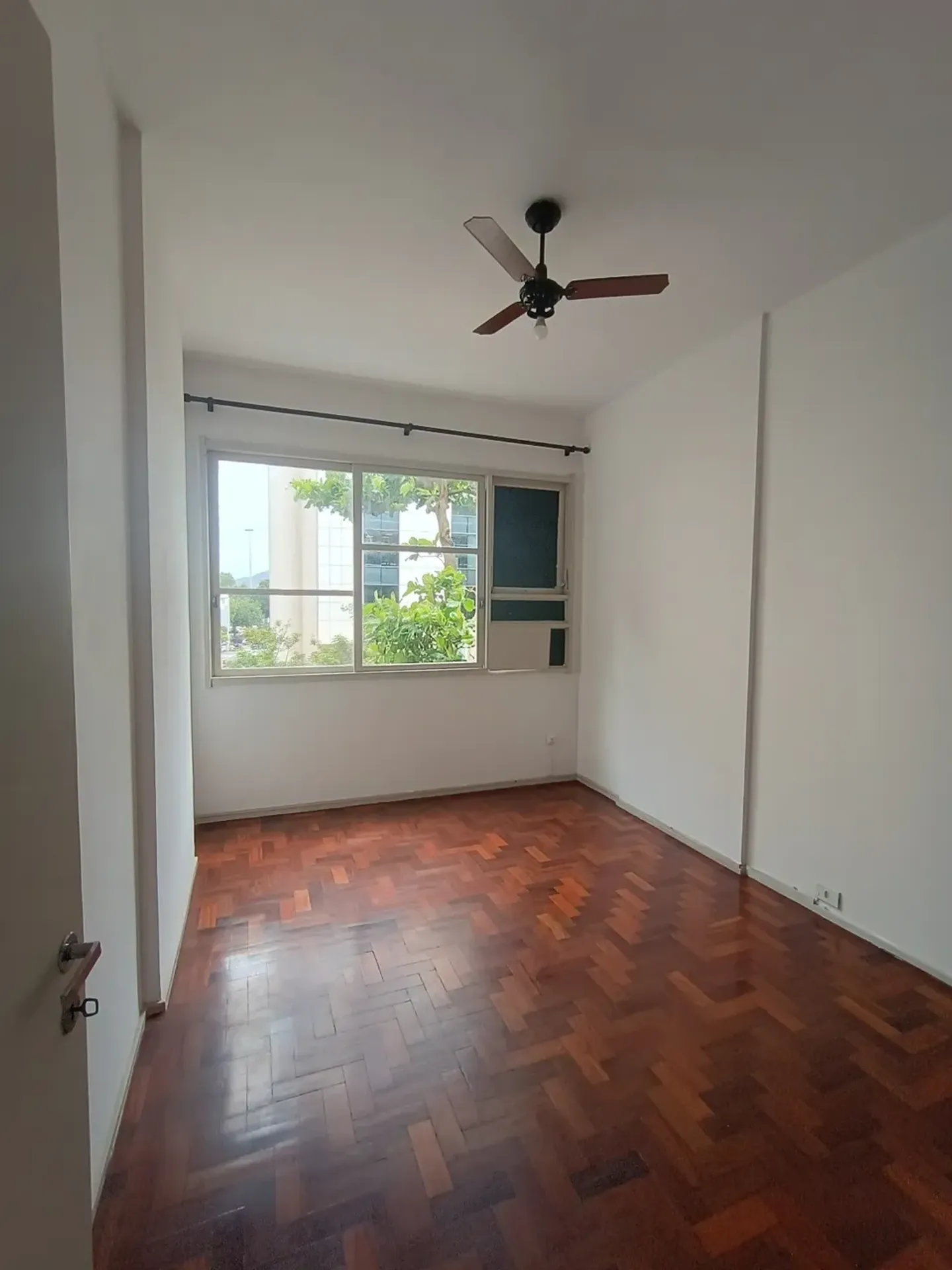 Wood or laminate floors in a 3-bedroom apartment, 97 m² — photo 3