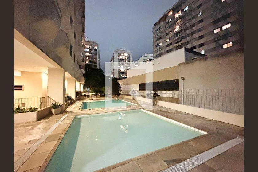 Walk-in closet in a 3-bedroom apartment, 120 m² — photo 18