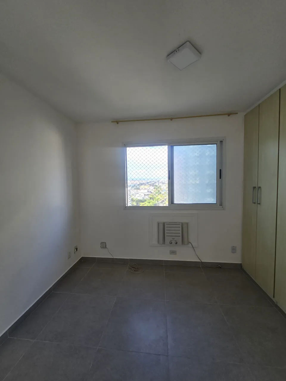 4-bedroom apartment with 3 bathrooms and a balcony — photo 9