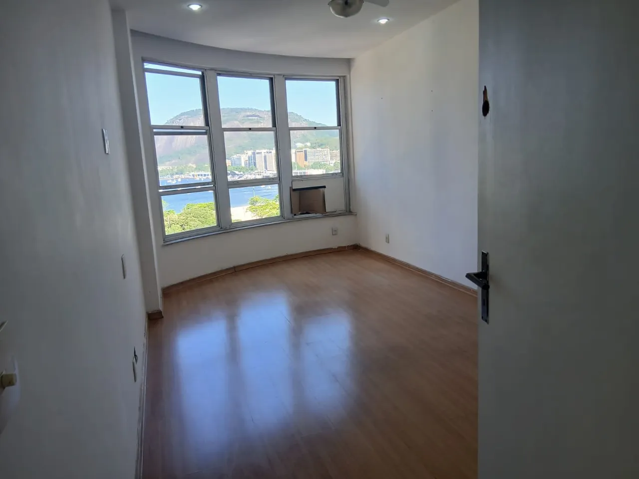 Furnished 4-bedroom apartment with a gas stove kitchen — photo 9