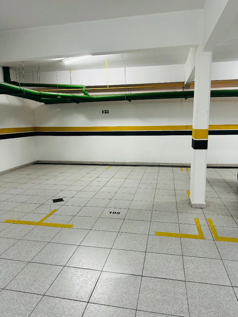 4-bedroom apartment in a building with a gym — photo 32