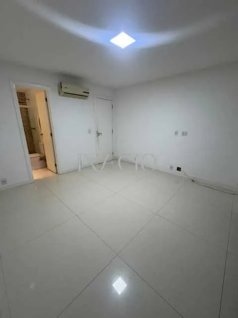 Jacuzzi in a 4-bedroom house, 300 m² — photo 11