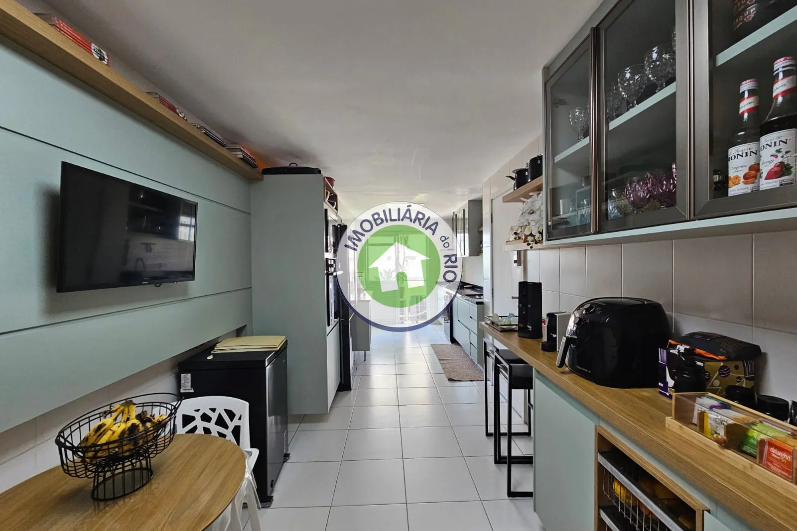 Furnished apartment with 4 bedrooms and 5 bathrooms — photo 18