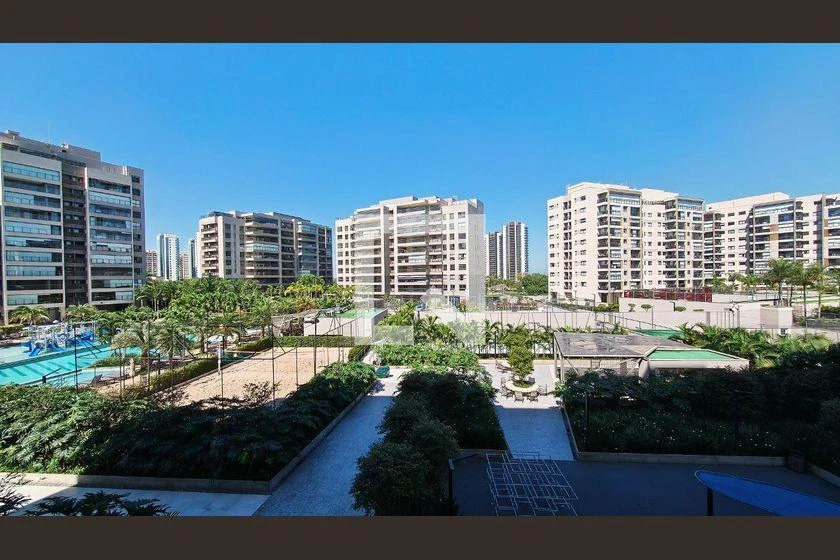 4-bedroom apartment with a glass-enclosed balcony — photo 23
