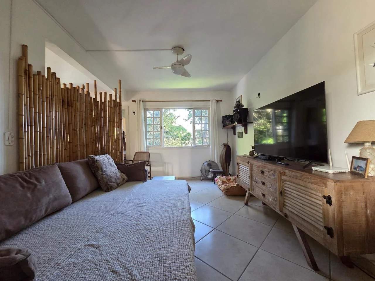 Casa mobiliada com 1 quarto e 2 vagas, varanda fechada