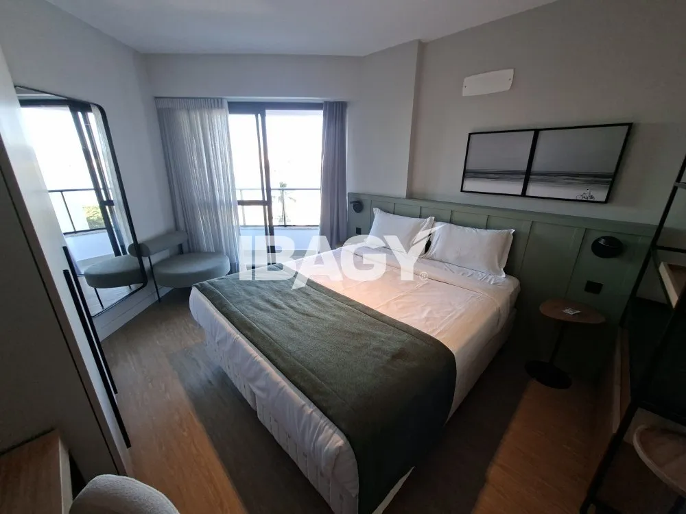 Studio with a glassed-in balcony and open-plan kitchen — photo 103