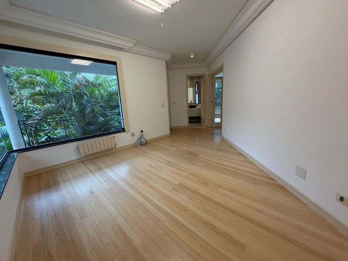 4-bedroom house with a bathtub — photo 8