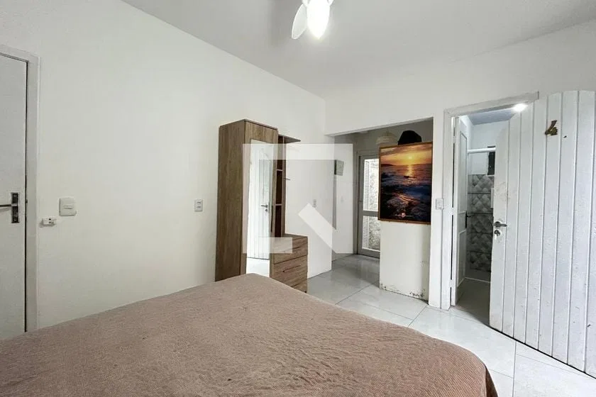 1-bedroom apartment with a glass-enclosed shower — photo 4