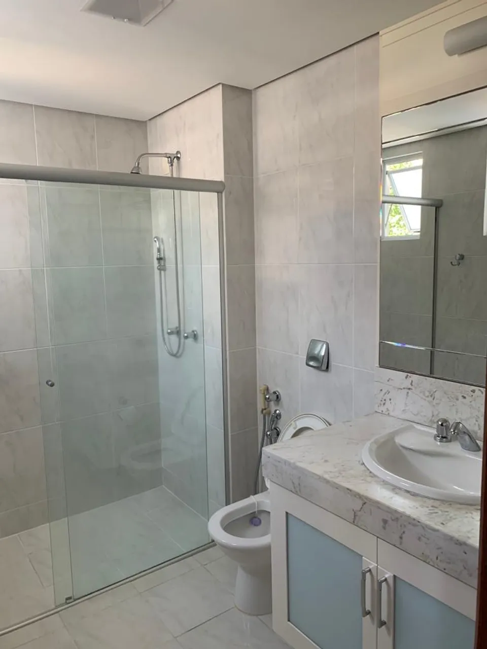 4-bedroom apartment in a building with a pool — photo 6