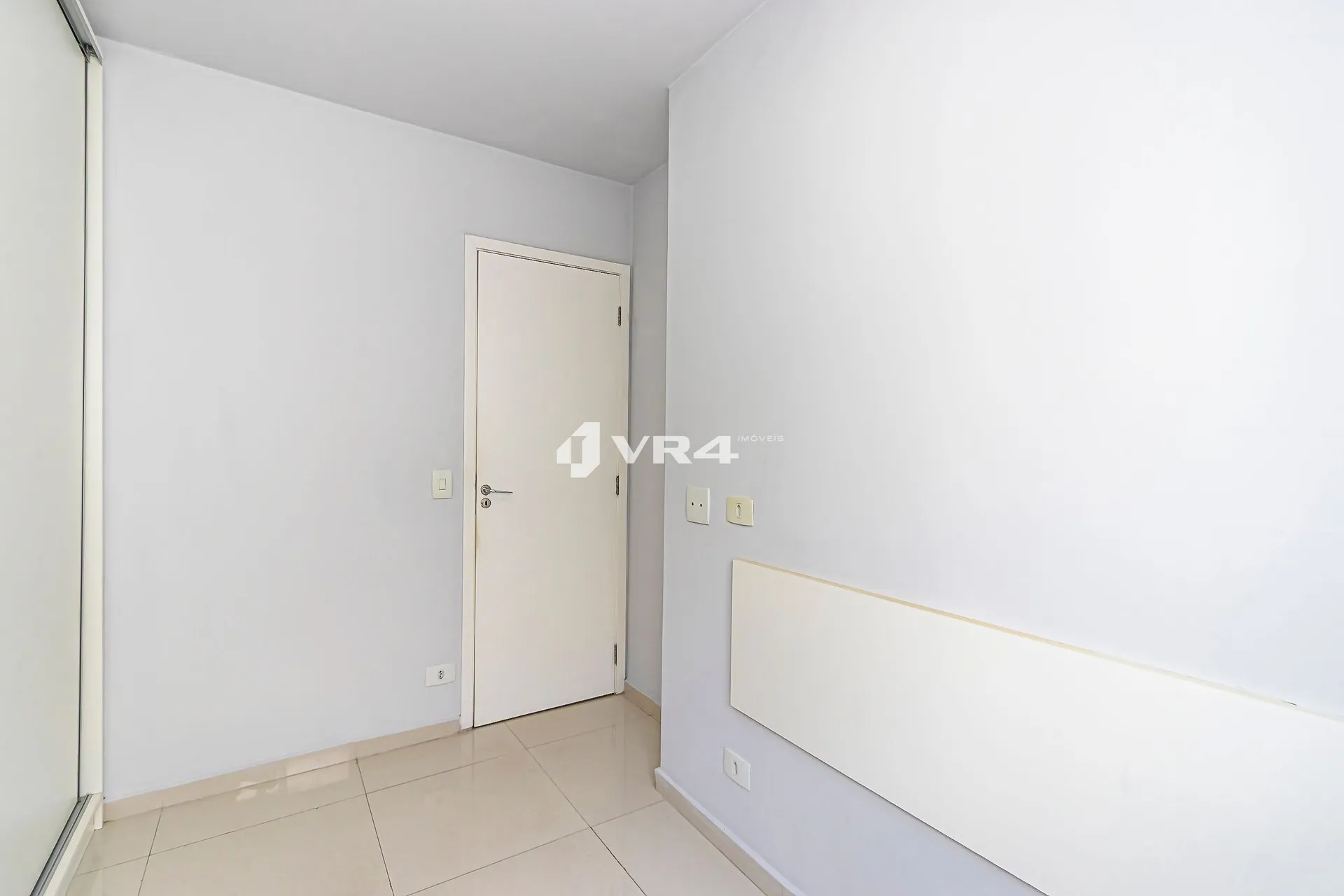 Balcony with a grill in a 2-bedroom apartment, 70 m² — photo 23