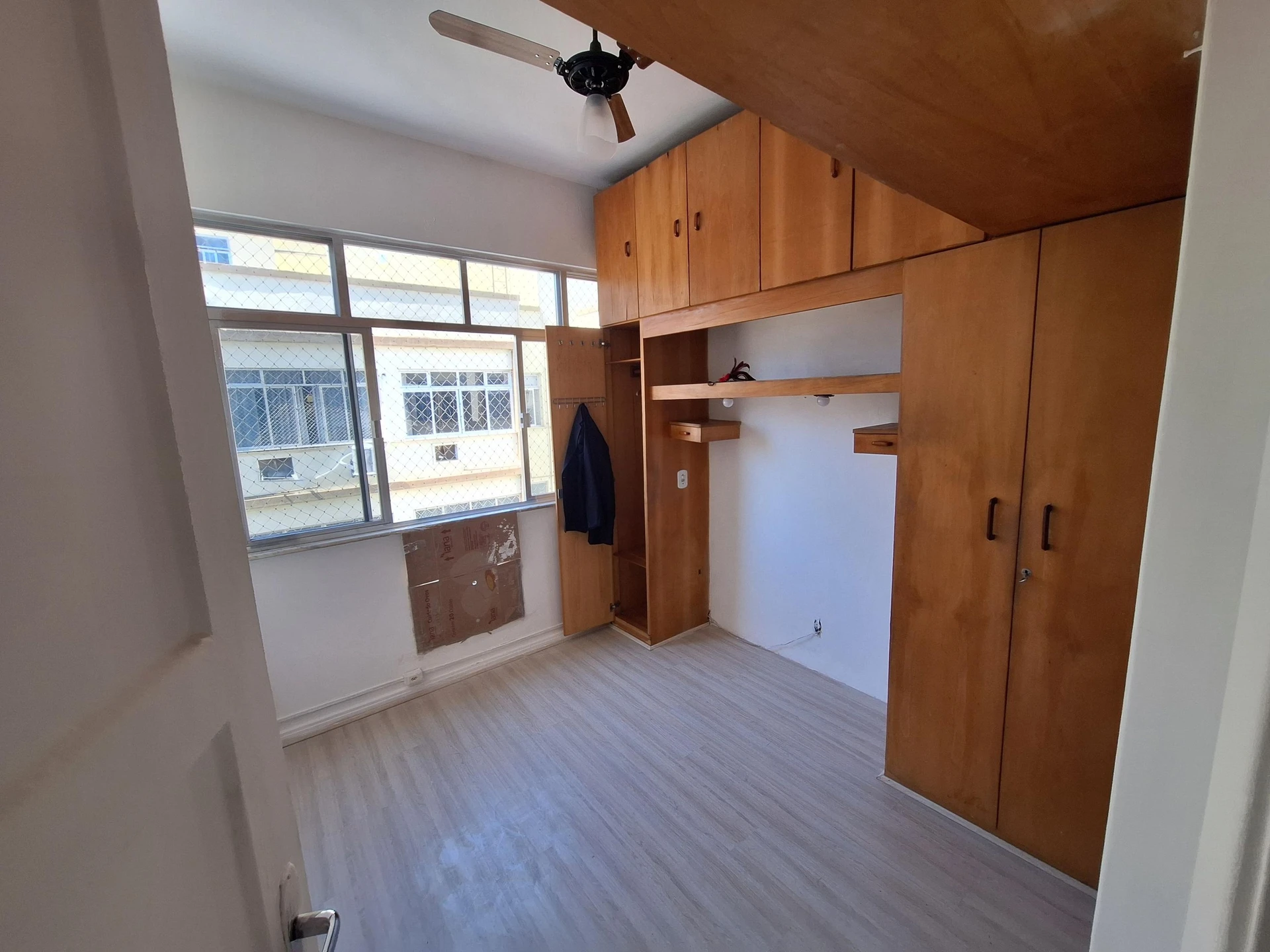 Apartamento, 42 m², com piso de madeira ou laminado