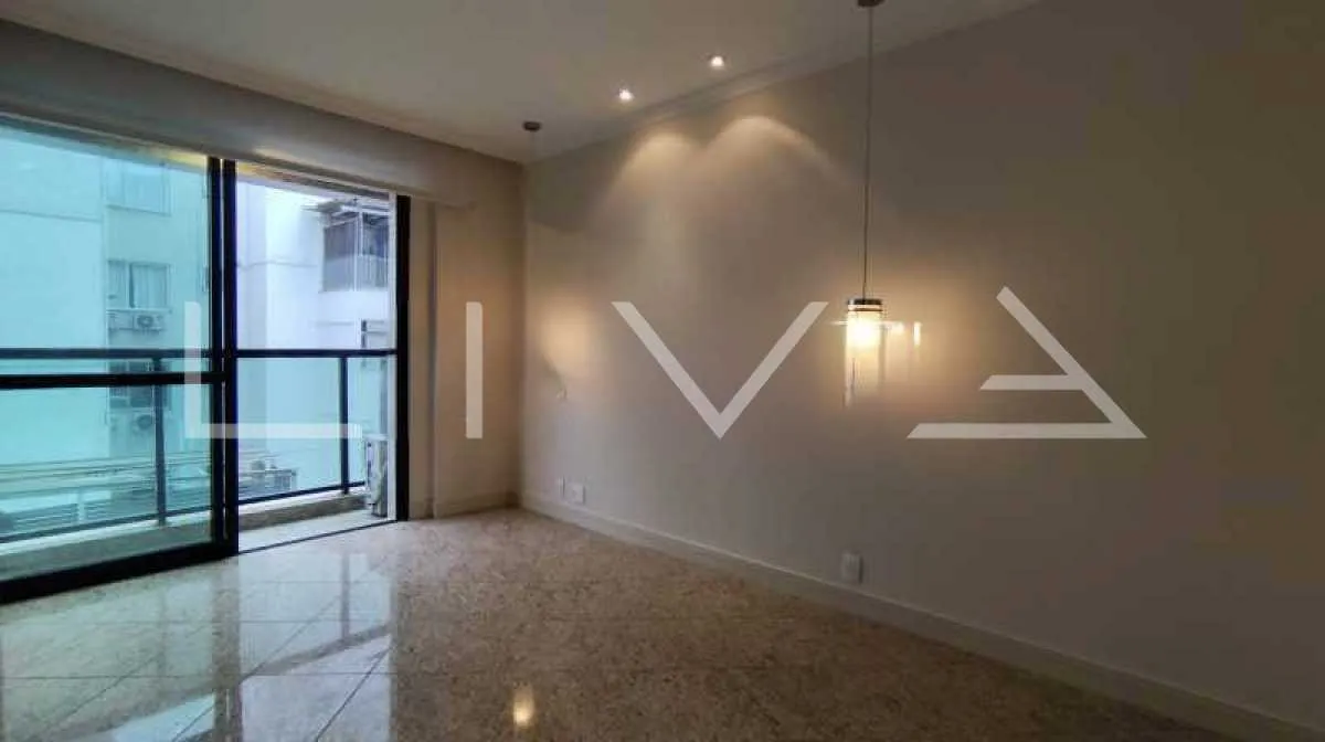 Walk-in closet in a 3-bedroom apartment, 165 m² — photo 17