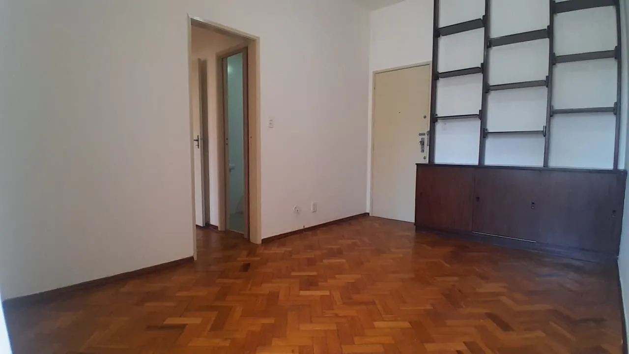 Unfurnished 1-bedroom apartment with glass shower and electric showerheads — photo 10