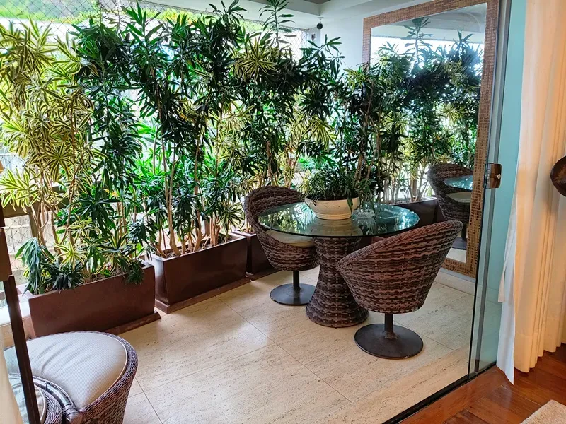 Apartment with 4 bedrooms and a enclosed glass balcony — photo 8