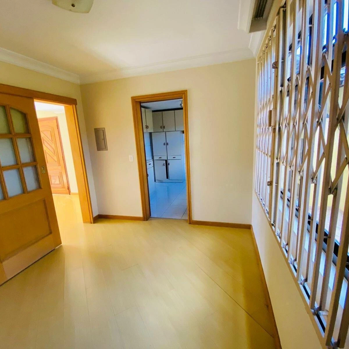 3-bedroom house with a glass-enclosed balcony in Curitiba — photo 24
