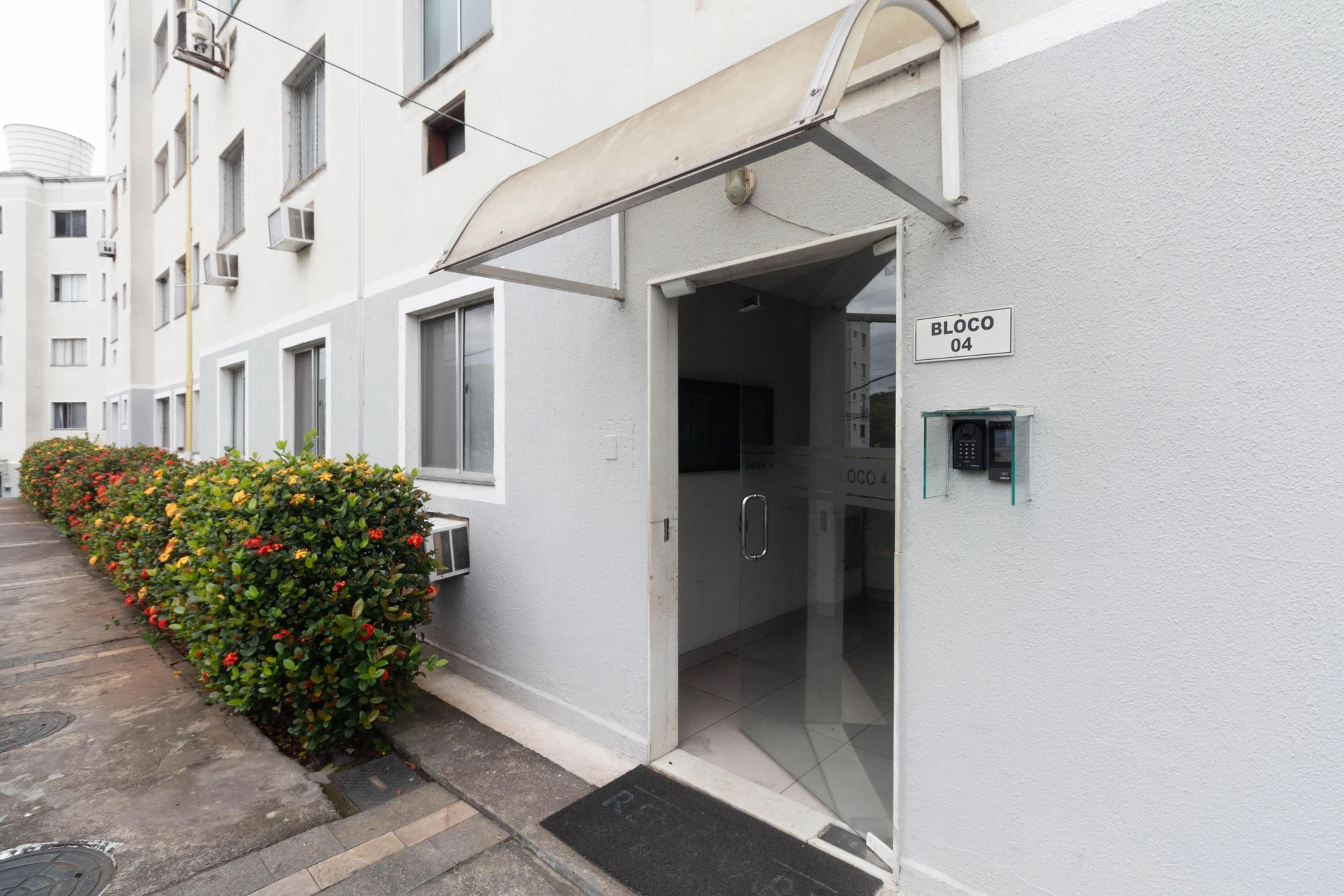 2-bedroom apartment with a grill on the balcony — photo 43